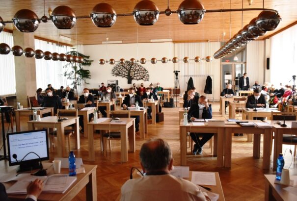 Kivonulás után félbeszakadt Rimaszombat képviselő-testületi ülése – Körkép.sk beszámoló