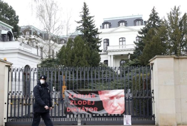 Ketchuppal spriccelték le a prágai orosz nagykövetség falát. Hét személyt őrizetbe vettek