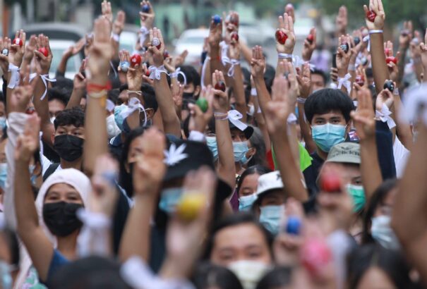 Húsvéti tojásokra írt üzenetekkel tiltakoztak a mianmari tüntetők
