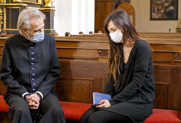 A természetben és a szentmisén szükségem lesz tesztre? Elmehetek fodrászhoz? Kérdések és válaszok a hétfői nyitással kapcsolatban