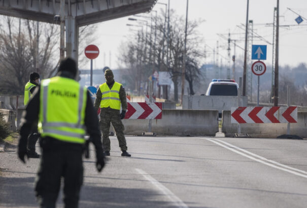 Tévesen tájékoztatott a Közegészségügyi Hivatal, mégis karanténba kell menniük mindazoknak, akik Szlovákiába érkeznek