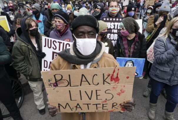 A Floyddal szemben intézkedő rendőr kollégáinak bírósági perét is élőben közvetíti a televízió