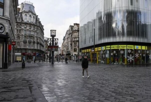 A britek újraoltják a lakosságot, hogy megerősítsék a vakcinák hatását