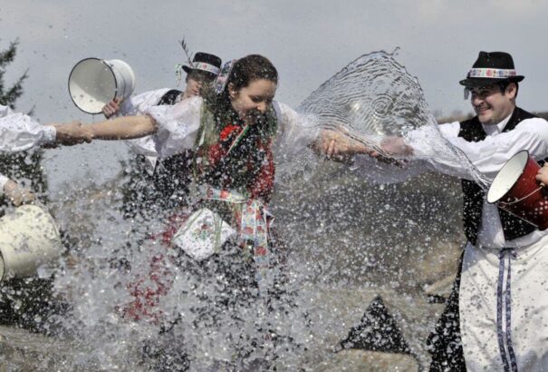 A koronavírus az ünnepekre is befolyással van. A hazai polgároknak csaknem a fele változtat a szokásain