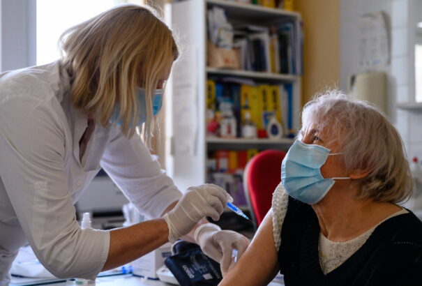 A parlament megszavazta Matovič javaslatát az oltási bónuszról