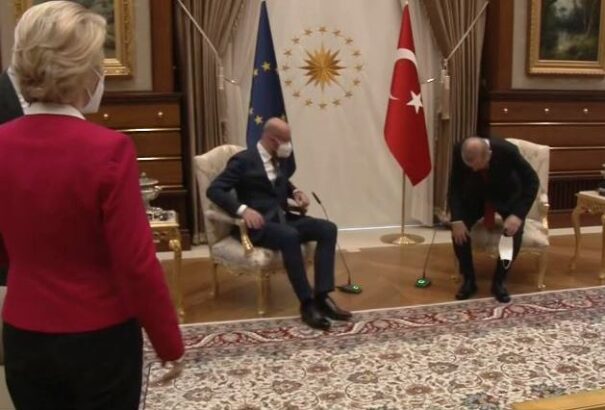 Erdogan „leültette” Ursula von der Leyent – Sokkoló videó