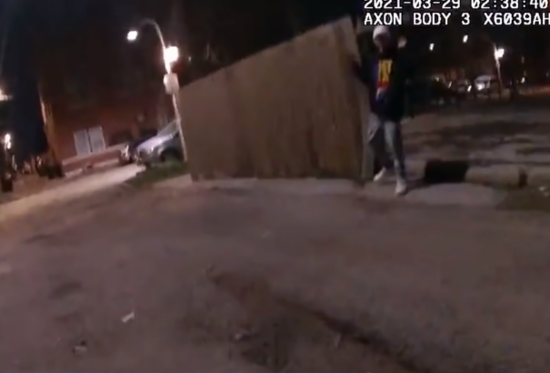 A chicagói rendőrség nyilvánosságra hozta a felvételeket, amelyen egy rendőr agyonlő egy 13 éves fiút