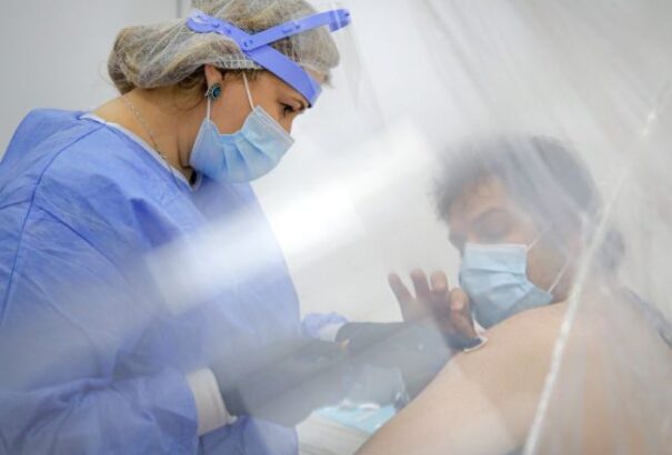 Az oltás után fertőződött meg a dél-afrikai mutánssal egy cseh férfi