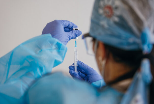 Két héten belül minden felnőtt polgár regisztrálhat az oltásra, és még a vakcina típusát is megválaszthatják