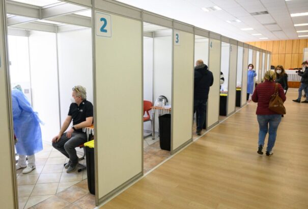 Koronavírus: Az alacsony érdeklődés miatt Pozsony megye bezárja nagy kapacitású oltóközpontját