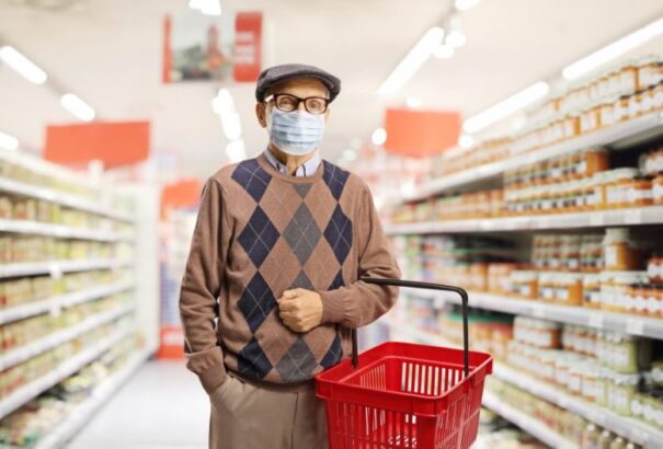 Ha tovább javul a járványhelyzet, lerövidíthetik az idősek vásárlási idősávját