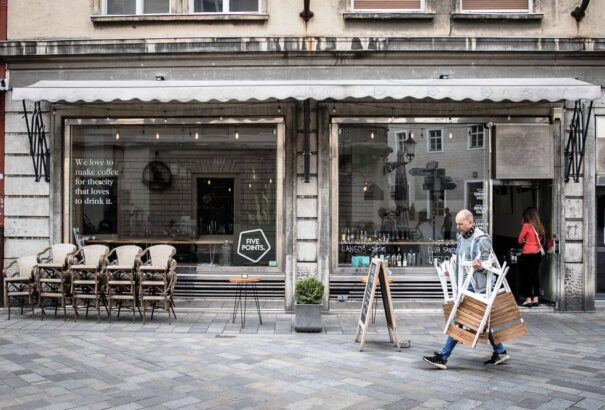Áprilisban jöhetnek a könnyítések. Mi vár ránk és mikor? Összefoglaló