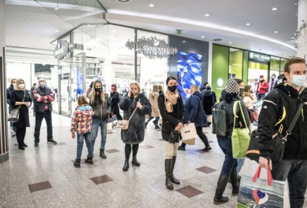 Rohamra indultak a cseh vásárlók Prágában és Brünnben a nyitás utáni első hétvégén