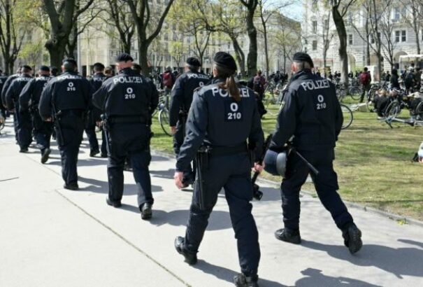 Összecsaptak a rendőrök és a radikális balosok Bécsben