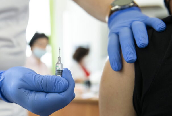 Koronavírus Magyarországon: 905 új fertőzöttet azonosítottak, elhunyt 96 beteg