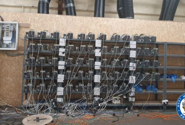 A rendőrök füvet kerestek, helyette egy hatalmas bitcoinbányát találtak