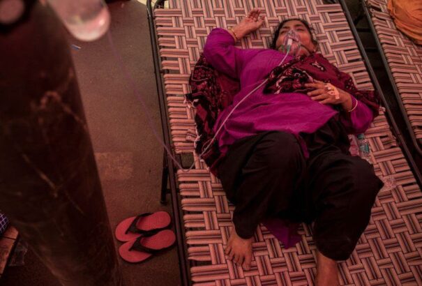 Indiában két mutáció tombol egyszerre, 400 ezer felett jár a napi esetek száma