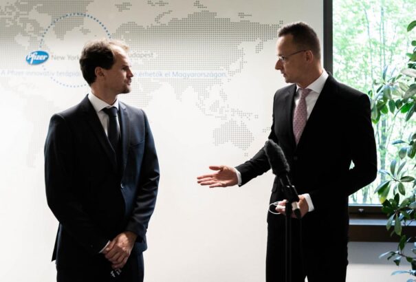 Szijjártó: Van elég oltóanyag mindenkinek, aki kéri