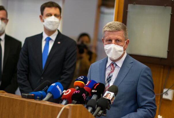 Az egészségügyi miniszter „átmeneti tanúsítványt” ígér a beoltottaknak