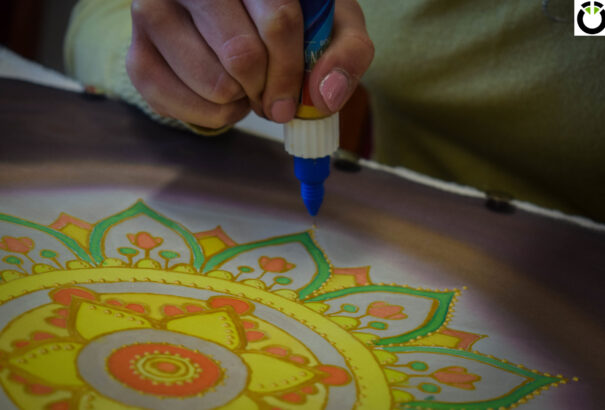 Kalandozás a színek kavalkádjában – Ismerkedj meg a mandalakészítés világával