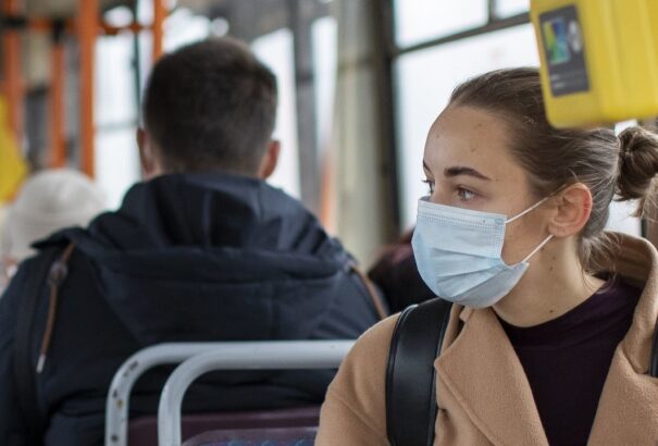 Csak néhány járásban lehet szájmaszkot viselni a tömegközlekedési eszközökön