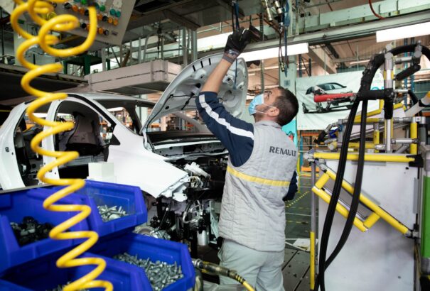 Autógyártás globális chiphiány idején: Beépített navigáció nincs, újra divat az analóg sebességmérő