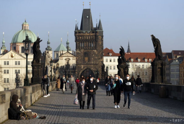 A cseheknek május 10-től kültéren nem kell szájmaszkot viselniük