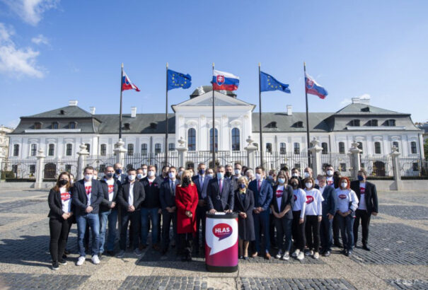 Referendum: Mintegy 600 ezer aláírást adtak le az elnöki palotában