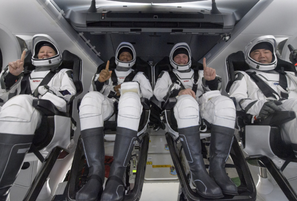 Fedélzetén négy űrhajóssal megérkezett a Földre a SpaceX űrhajó