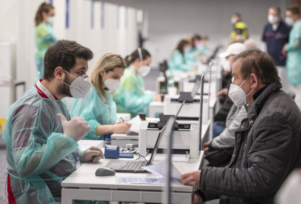 Az AstraZenecával már csak a 60 év felettieket fogják oltani. Kérdések és válaszok az oltással kapcsolatos legújabb tudnivalókról