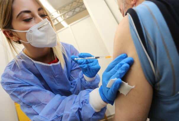 Az oltással nem rendelkező személyek csalással akarnak oltási igazoláshoz jutni