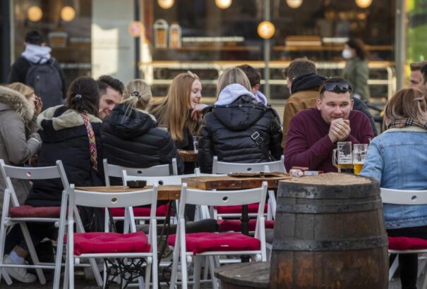 Csehországban megnyitottak az éttermek belső helyiségei, az uszodák és a wellnessközpontok