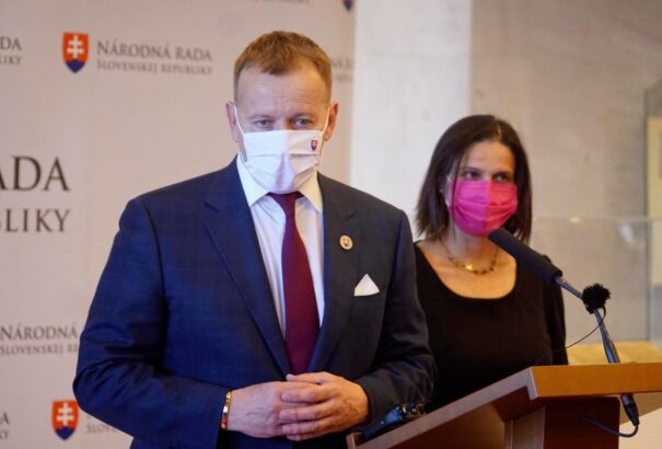 Kollár és Kolíková elásta a csatabárdot. Megegyeztek a vizsgálati fogság feltételeiről