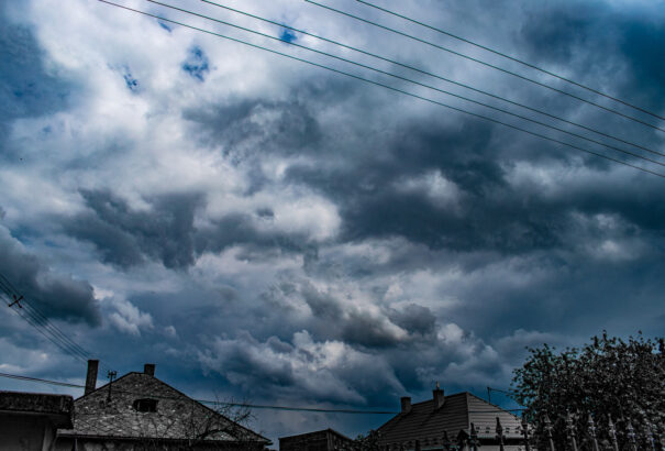 Országszerte esővel, zivatarokkal és viharos erejű széllel zárul a hét