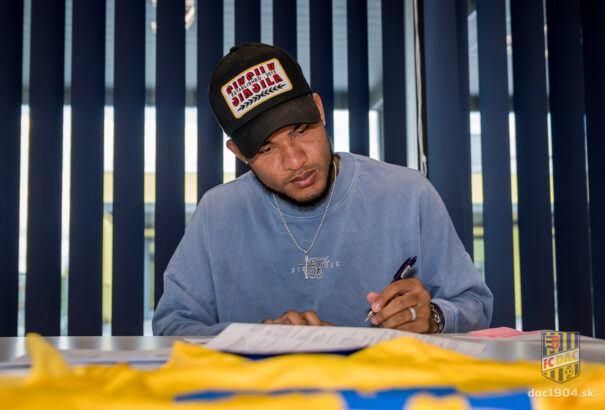 A DAC szerződést hosszabbított Davisszal