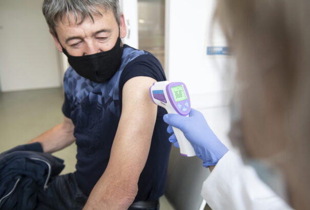 Koronavírus Magyarországon: 718 új fertőzöttet azonosítottak, elhunyt 61 beteg