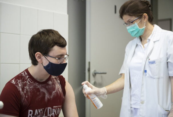 Nagy váltás az oltási stratégiában: eltörölték a korhatárt a Pfizer és Moderna vakcináknál