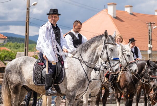 Csíksomlyói búcsú – Lovas, kerékpáros, gyalogos zarándokok visznek több száz imaszalagot a hegynyeregbe
