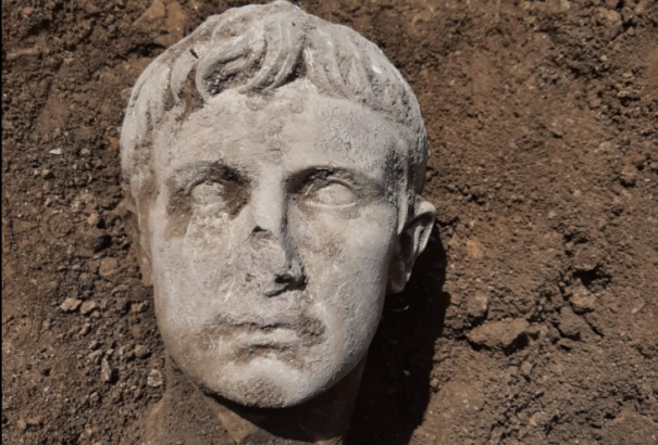 Róma első császárának kétezer éves márványfőjére bukkantak Olaszországban