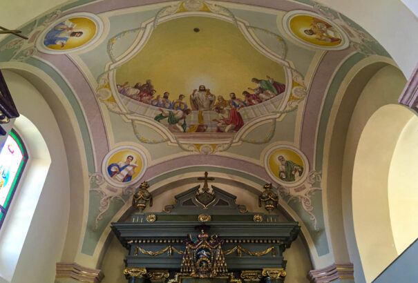 Nagy munka ért véget Vágán – felújították a római katolikus templomot (Képekkel)