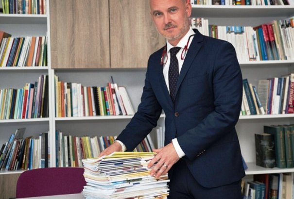 Édes Enikő: Játék a számokkal – Avagy a tankönyvpiacról és az iskolaügy liberalizációjáról