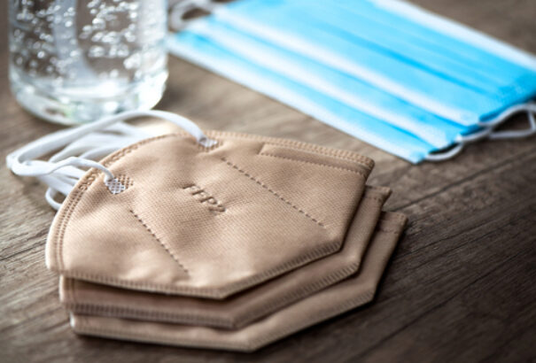 A narancssárga járásokban hétfőtől megszűnik a kötelező reszpirátorviselés