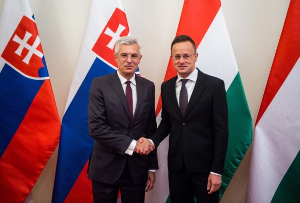 Előbb Gyimesivel, aztán az MKP-val is találkozik csütörtökön Szijjártó Pozsonyban