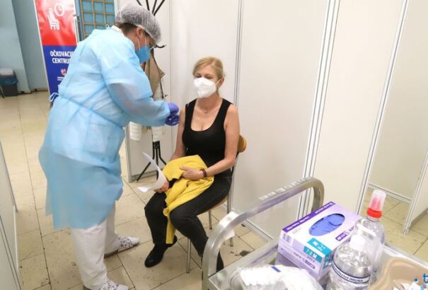 Mégsem oltják már a 18 év alatti személyeket