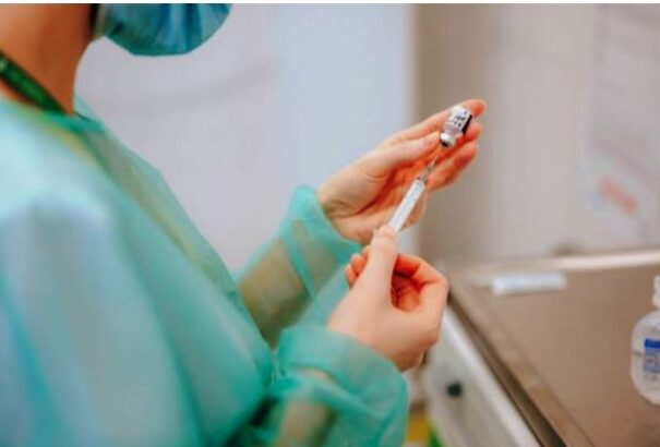 Már az 50 év felettiek is regisztrálhatnak Pfizerre és Modernára