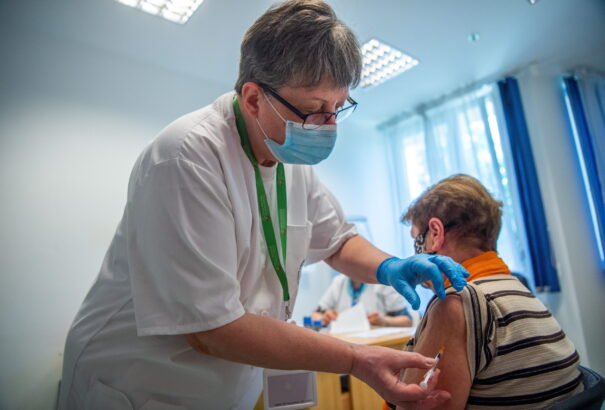 A mai naptól már a körzeti orvosok is beolthatnak a koronavírus elleni vakcinával Szlovákiában