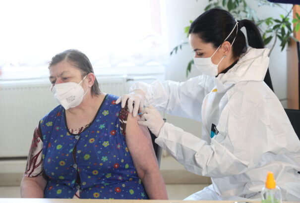 Májustól már egyes körzeti orvosoknál is beoltathatjuk magunkat