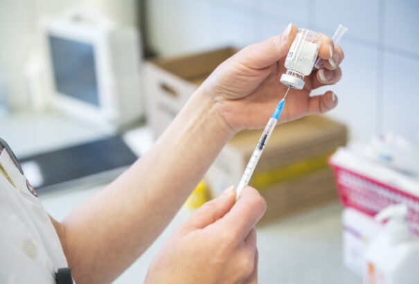 Rendkívüli szabadnapot kapnak a koronavírusoltás után a Kormányhivatal alkalmazottai