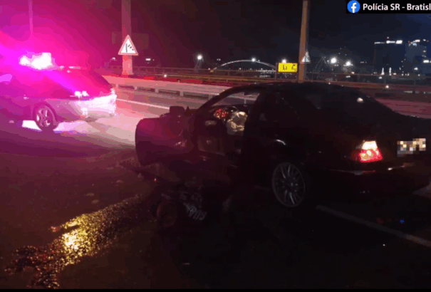 Hajsza a D1-en: Forgalommal szemben haladt az autópályán, a figyelmeztető lövések sem állították meg (Videó)