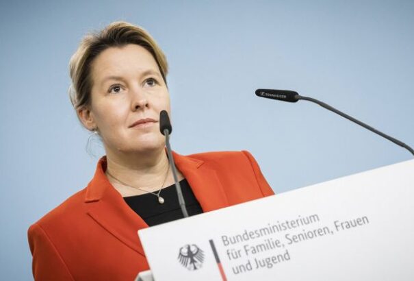 Doktori értekezése miatt lemondott a német családügyi miniszter